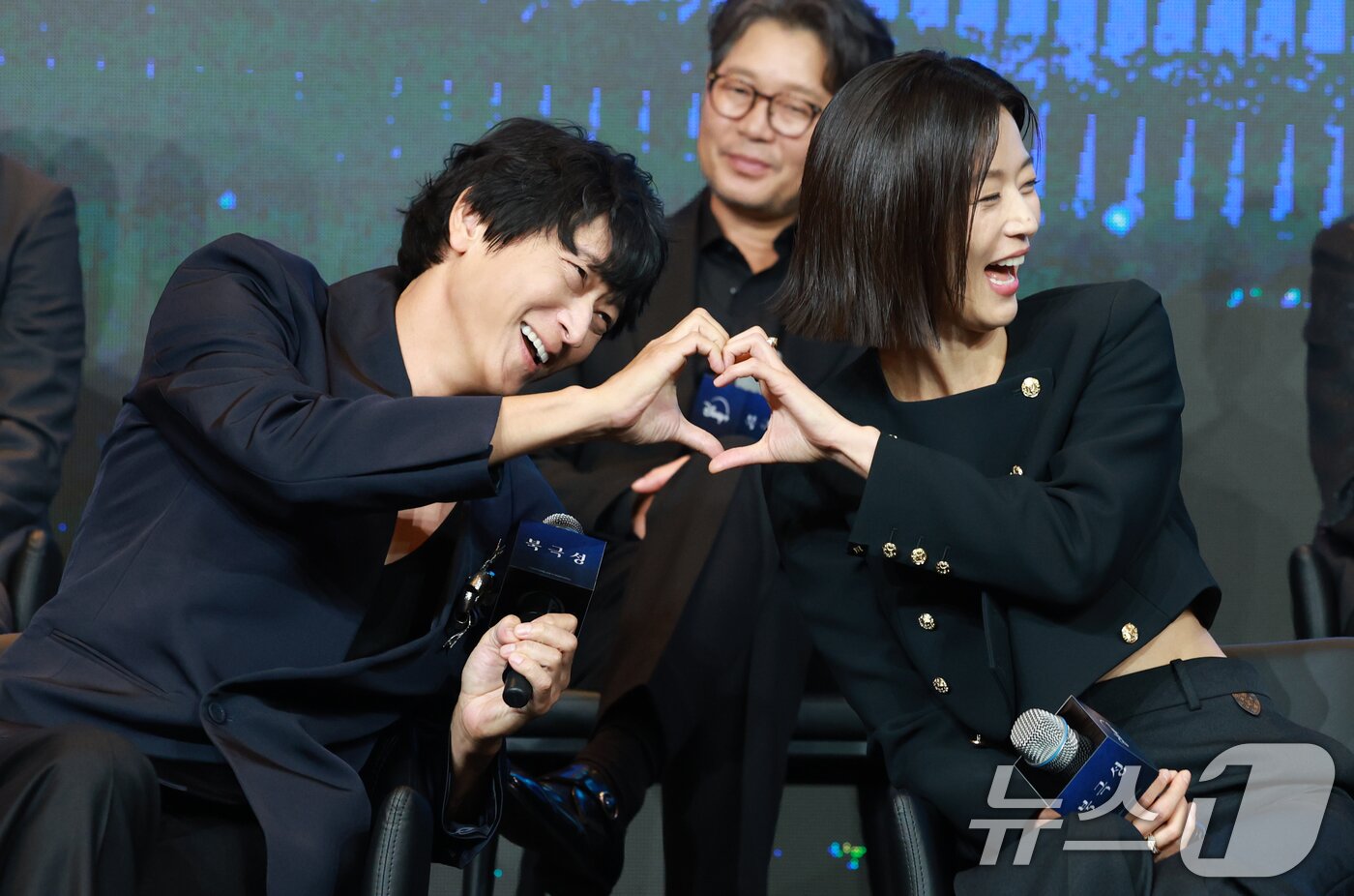 본문 이미지 - 배우 강동원, 전지현((오른쪽)이 2일 오전 서울 종로구 포시즌스 호텔에서 열린 디즈니 플러스 오리지널 시리즈 '북극성' 제작발표회에 참석해 하트 포즈를 취하고 있다. '북극성'은 유엔대사로서 국제적 명성을 쌓아온 문주(전지현 분)가 대통령 후보 피격 사건의 배후를 쫓는 가운데, 그녀를 지켜야만 하는 국적 불명의 특수요원 산호(강동원 분)와 함께 한반도를 위협하는 거대한 진실을 마주하는 이야기를 그린 드라마다. 2025.9.2/뉴스1 ⓒ News1 권현진 기자