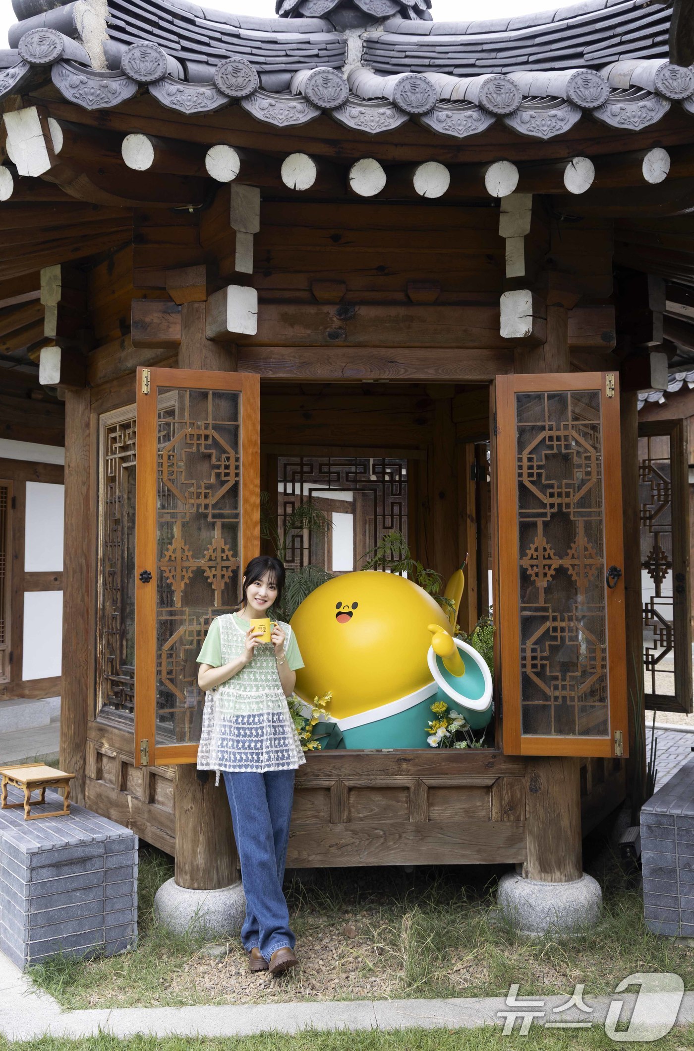 (서울=뉴스1) = 동서식품이 오는 26일까지 경북 경주에서 맥심 브랜드 체험공간 '맥심가옥'을 운영한다고 2일 밝혔다.동서식품이 운영하는 '맥심가옥' 팝업스토어에서 모델 박보영이 …