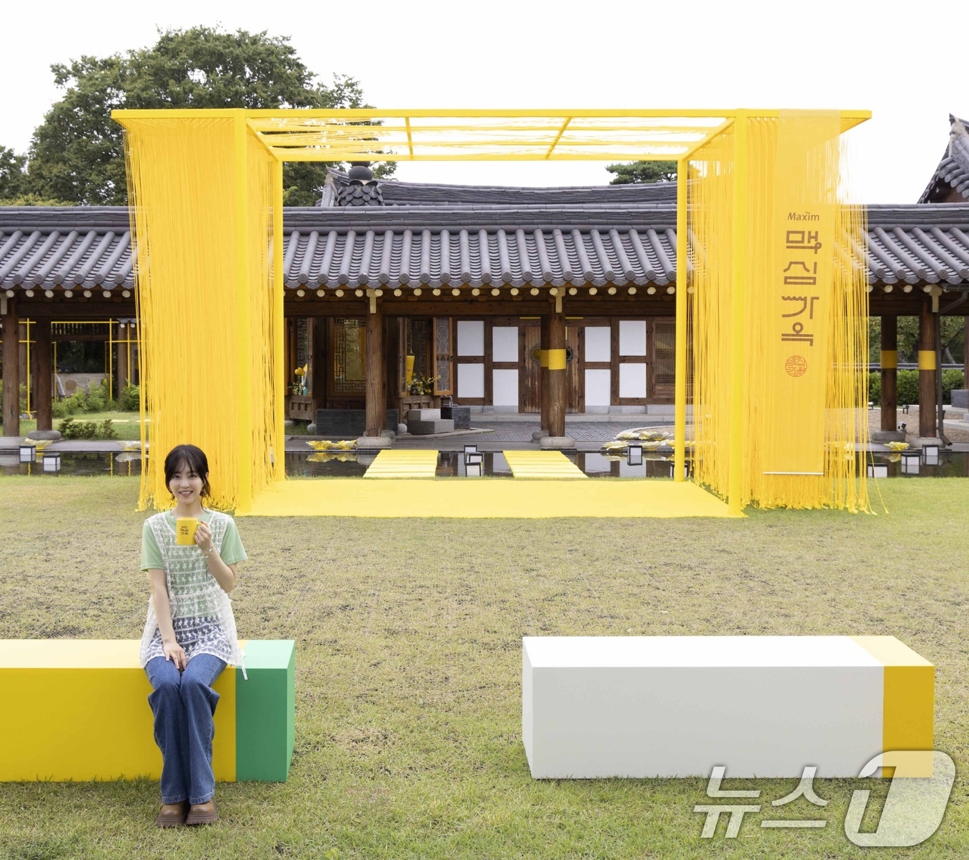 (서울=뉴스1) = 동서식품이 오는 26일까지 경북 경주에서 맥심 브랜드 체험공간 '맥심가옥'을 운영한다고 2일 밝혔다.동서식품이 운영하는 '맥심가옥' 팝업스토어에서 모델 박보영이 …