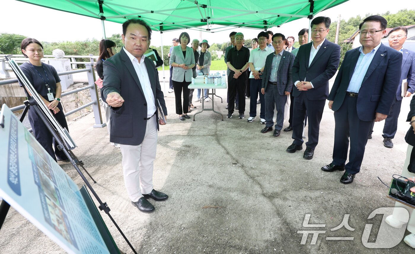 본문 이미지 - 안호영 환경노동위원회 위원장&#40;오른쪽 두번째&#41;이 2일 전북 익산시 왕궁정착농원 일원을 찾아 &#39;왕궁 자연환경복원사업 관련 현장&#39; 사업 설명을 듣고 있다. 2025.9.2/뉴스1 ⓒ News1 유경석 기자