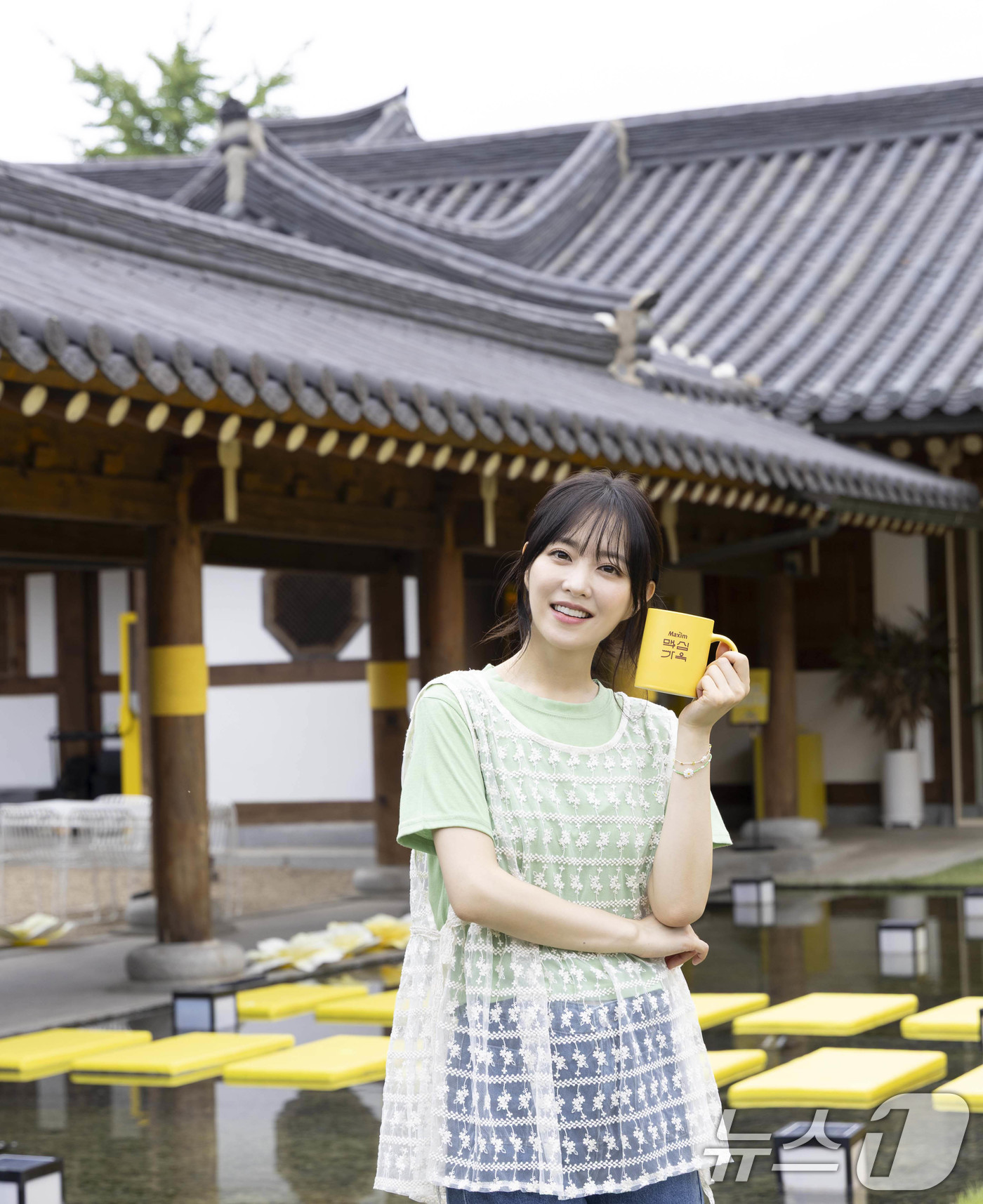 (서울=뉴스1) = 동서식품이 오는 26일까지 경북 경주에서 맥심 브랜드 체험공간 '맥심가옥'을 운영한다고 2일 밝혔다.동서식품이 운영하는 '맥심가옥' 팝업스토어에서 모델 박보영이 …