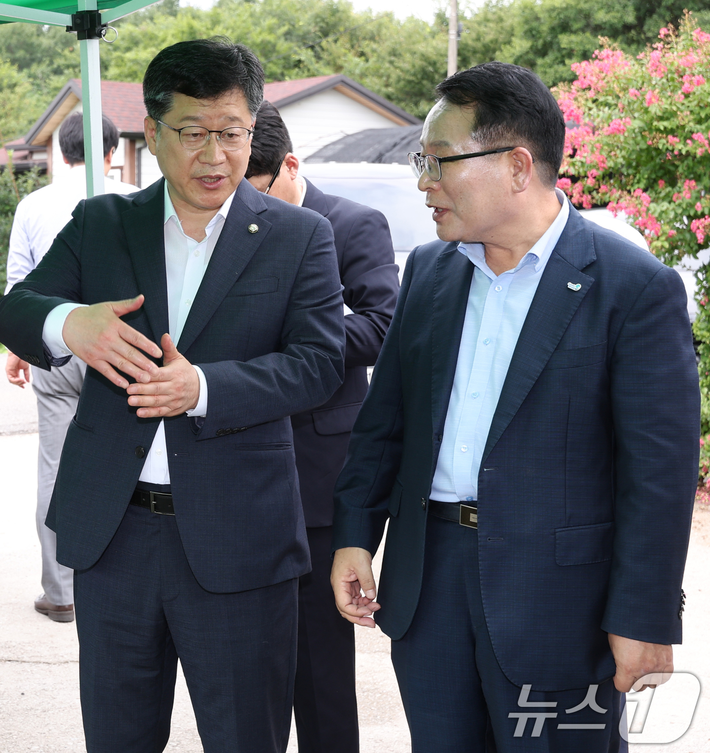 (익산=뉴스1) 유경석 기자 = 안호영 국회 환경노동위원회 위원장(왼쪽)이 2일 전북 익산시 왕궁 자연환경복원사업 관련 현장을 찾아 정헌율 익산시장과 대화를 나누고 있다. 2025 …