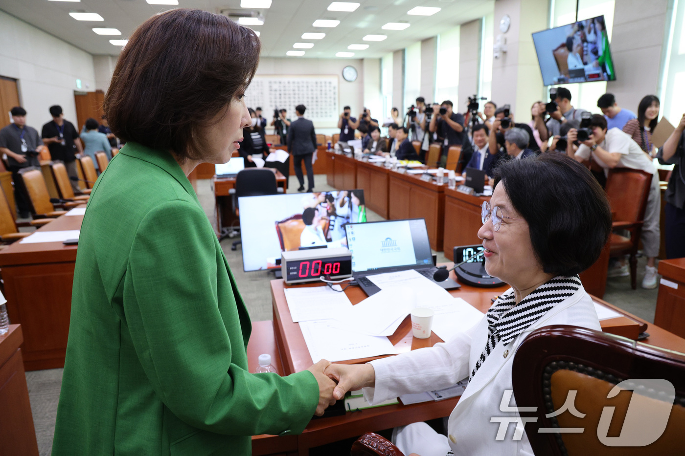 (서울=뉴스1) 신웅수 기자 = 추미애 법제사법위원장과 나경원 국민의힘 의원이 2일 오전 서울 여의도 국회에서 열린 법사위 전체회의에서 악수하고 있다. 2025.9.2/뉴스1