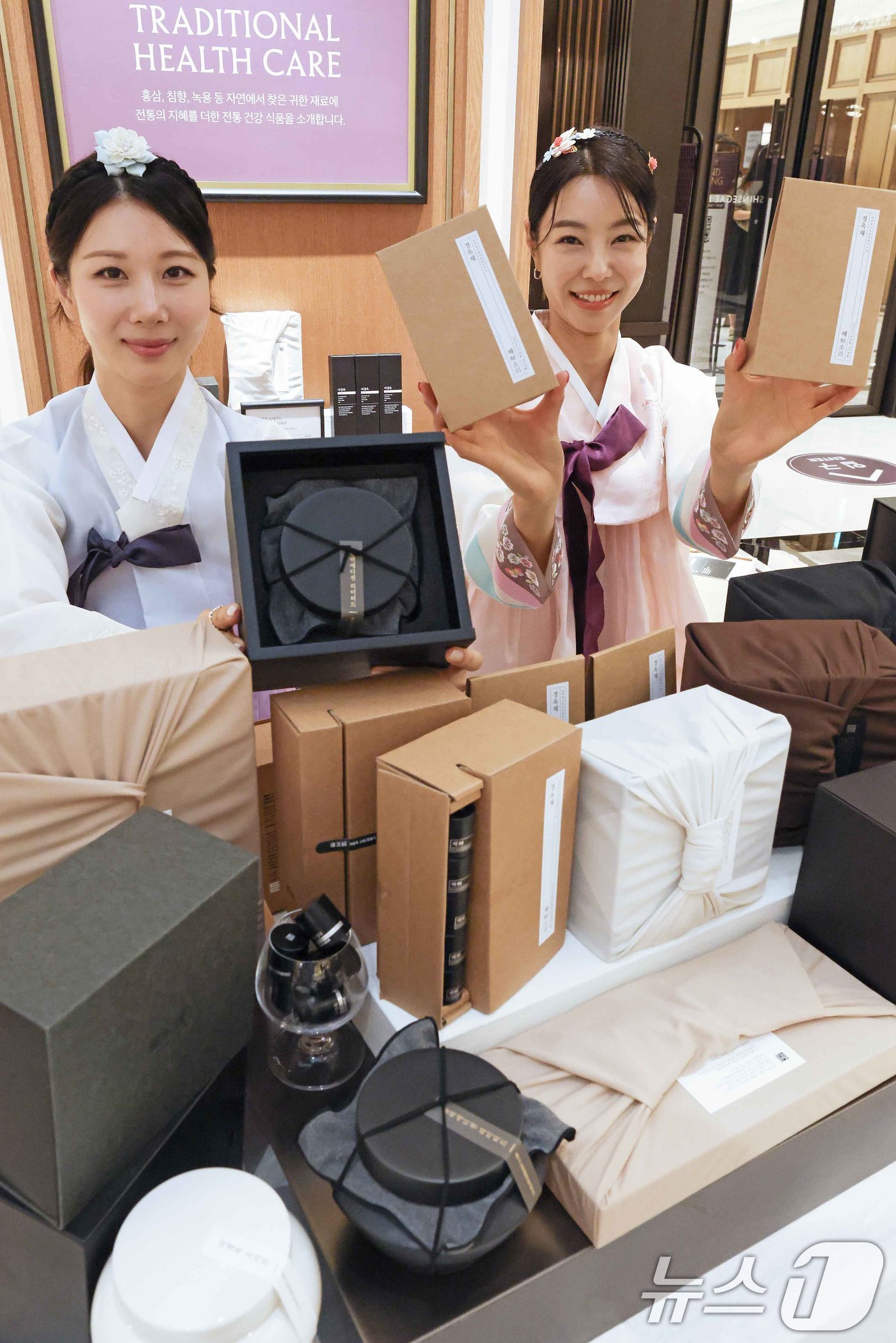 (서울=뉴스1) = 신세계백화점이 청담동 한약사 부부가 운영하는 프리미엄 한방 브랜드 ‘경옥채’와 함께 단독 추석 선물세트를 선보인다고 2일 밝혔다.신세계백화점 강남점에서 모델들이 …