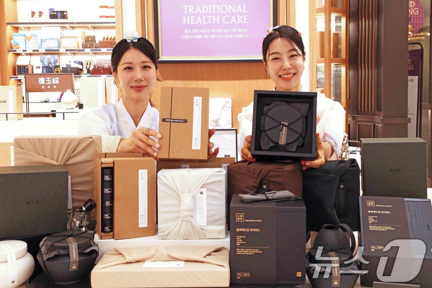 (서울=뉴스1) = 신세계백화점이 청담동 한약사 부부가 운영하는 프리미엄 한방 브랜드 ‘경옥채’와 함께 단독 추석 선물세트를 선보인다고 2일 밝혔다.신세계백화점 강남점에서 모델들이 …