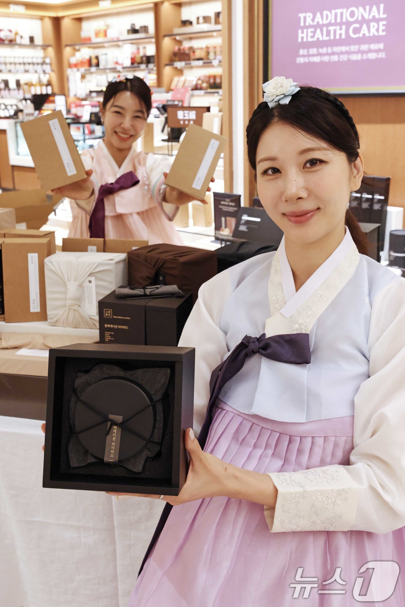 (서울=뉴스1) = 신세계백화점이 청담동 한약사 부부가 운영하는 프리미엄 한방 브랜드 ‘경옥채’와 함께 단독 추석 선물세트를 선보인다고 2일 밝혔다.신세계백화점 강남점에서 모델들이 …