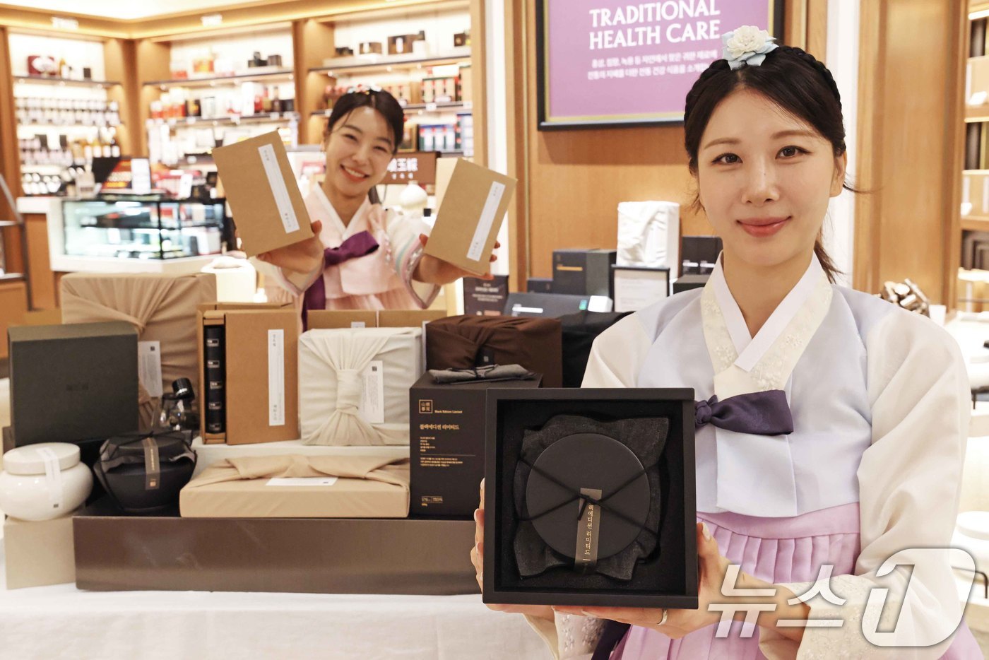 (서울=뉴스1) = 신세계백화점이 청담동 한약사 부부가 운영하는 프리미엄 한방 브랜드 ‘경옥채’와 함께 단독 추석 선물세트를 선보인다고 2일 밝혔다.신세계백화점 강남점에서 모델들이 …