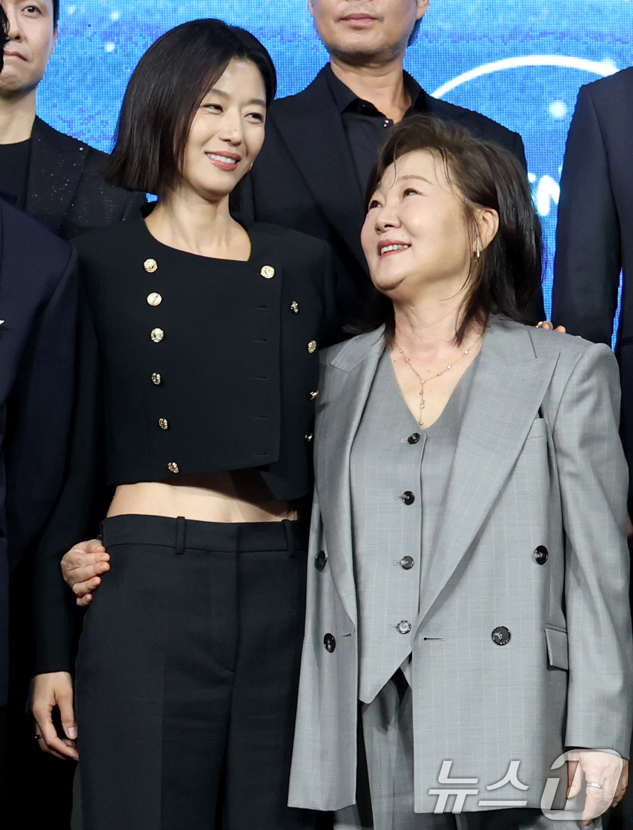 (서울=뉴스1) 권현진 기자 = 배우 전지현과 김해숙(오른쪽)이 2일 오전 서울 종로구 포시즌스 호텔에서 열린 디즈니 플러스 오리지널 시리즈 '북극성' 제작발표회에 참석해 포즈를 …