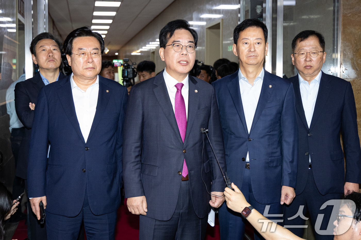 (서울=뉴스1) 유승관 기자 = 송언석 국민의힘 원내대표가 2일 서울 여의도 국회에서 내란특검의 추경호 의원 등에 대한 압수수색 시도와 관련해 우원식 국회의장을 항의방문 후 취재진 …