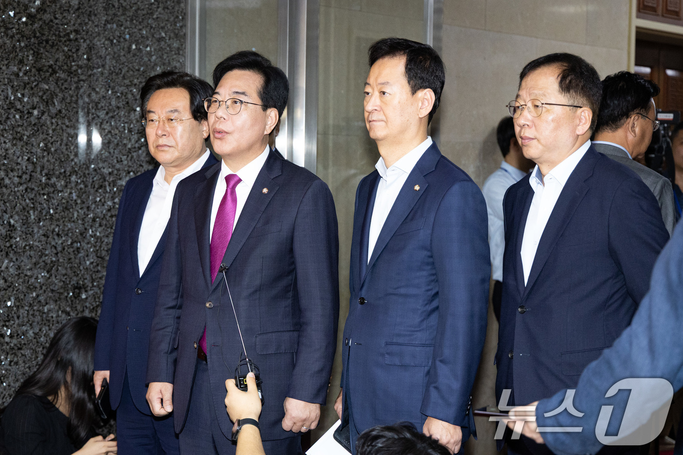 (서울=뉴스1) 유승관 기자 = 송언석 국민의힘 원내대표가 2일 서울 여의도 국회에서 내란특검의 추경호 의원 등에 대한 압수수색 시도와 관련해 우원식 국회의장을 항의방문 후 취재진 …