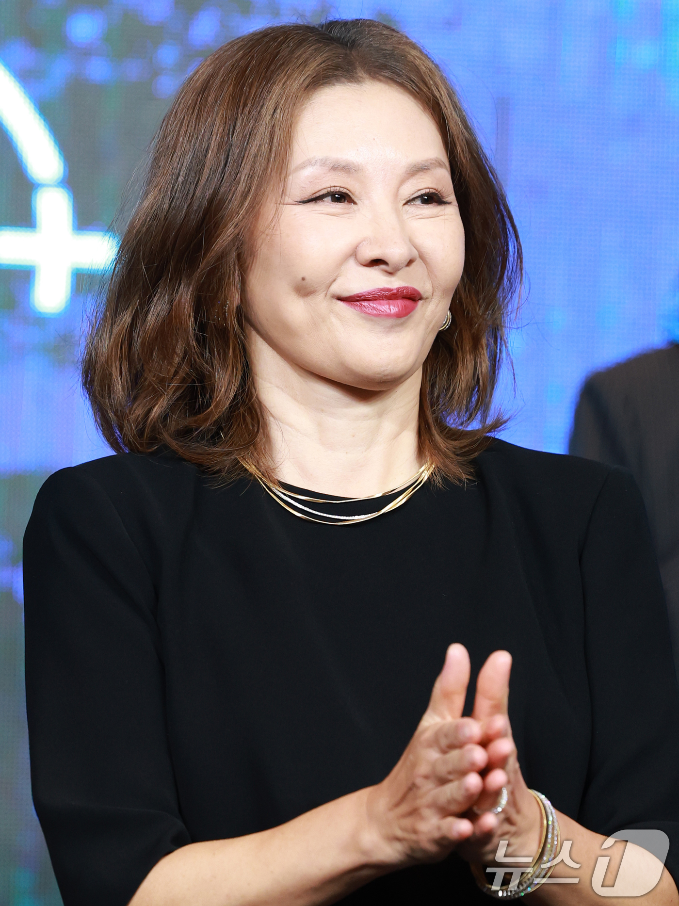(서울=뉴스1) 권현진 기자 = 배우 이미숙이 2일 오전 서울 종로구 포시즌스 호텔에서 열린 디즈니 플러스 오리지널 시리즈 '북극성' 제작발표회에 참석해 미소를 짓고 있다.'북극성 …