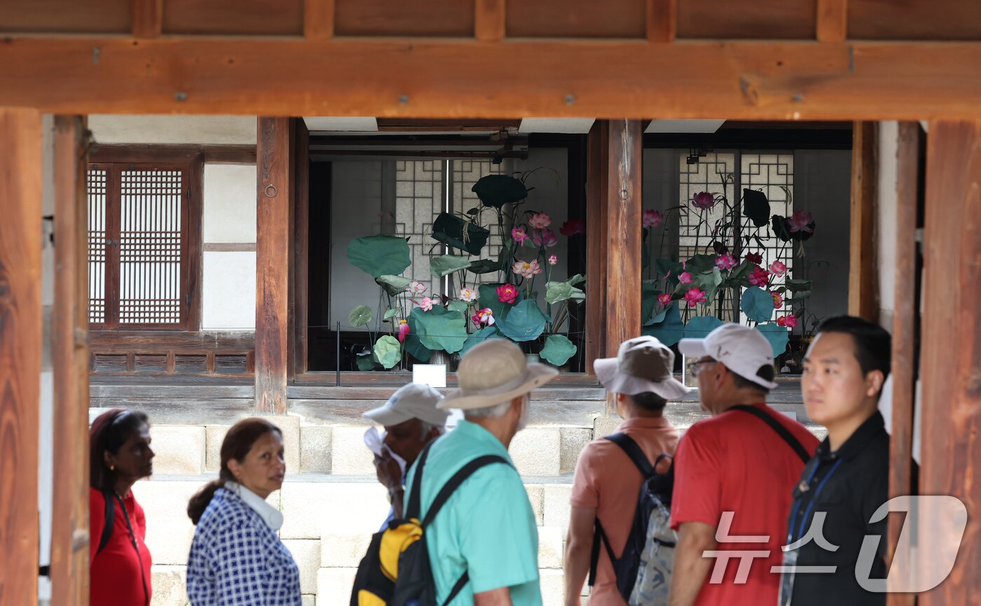 본문 이미지 - 2일 서울 종로구 창덕궁 낙선재에서 열린 제3회 K-헤리티지 아트전 '낙선재遊(유) 이음의 합'을 찾은 외국인 관광객이 전시 작품을 관람하고 있다.  2025.9.2/뉴스1 ⓒ News1 장수영 기자