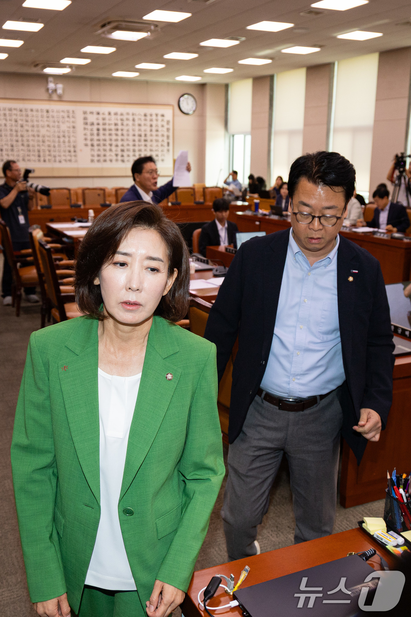 (서울=뉴스1) 유승관 기자 = 나경원 의원 등 국민의힘 의원들이 2일 서울 여의도 국회에서 열린 제429회 국회(정기회) 법제사법위원회 제1차 전체회의에서 추미애 법사위원장의 의 …