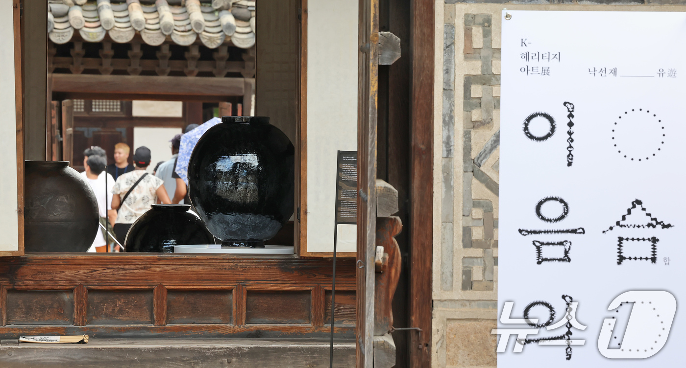 (서울=뉴스1) 장수영 기자 = 2일 서울 종로구 창덕궁 낙선재에서 열린 제3회 K-헤리티지 아트전 '낙선재遊(유) 이음의 합'을 찾은 외국인 관광객이 전시 작품을 관람하고 있다. …