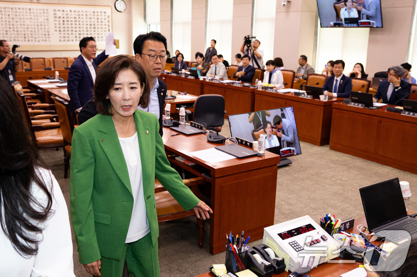 (서울=뉴스1) 유승관 기자 = 나경원 의원 등 국민의힘 의원들이 2일 서울 여의도 국회에서 열린 제429회 국회(정기회) 법제사법위원회 제1차 전체회의에서 추미애 법사위원장의 의 …