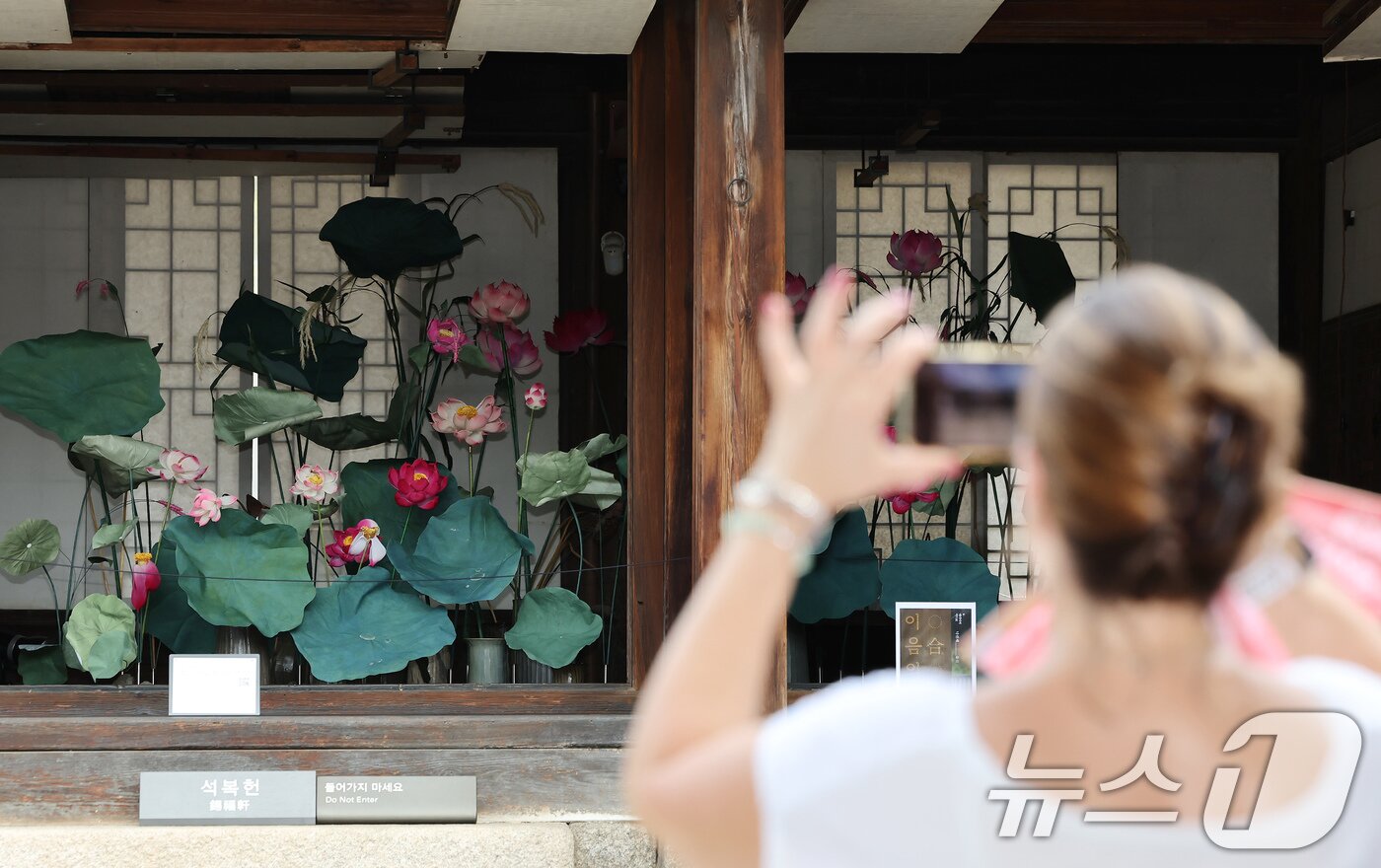 본문 이미지 - 2일 서울 종로구 창덕궁 낙선재에서 열린 제3회 K-헤리티지 아트전 '낙선재遊(유) 이음의 합'을 찾은 외국인 관광객이 전시 작품을 관람하고 있다.  2025.9.2/뉴스1 ⓒ News1 장수영 기자