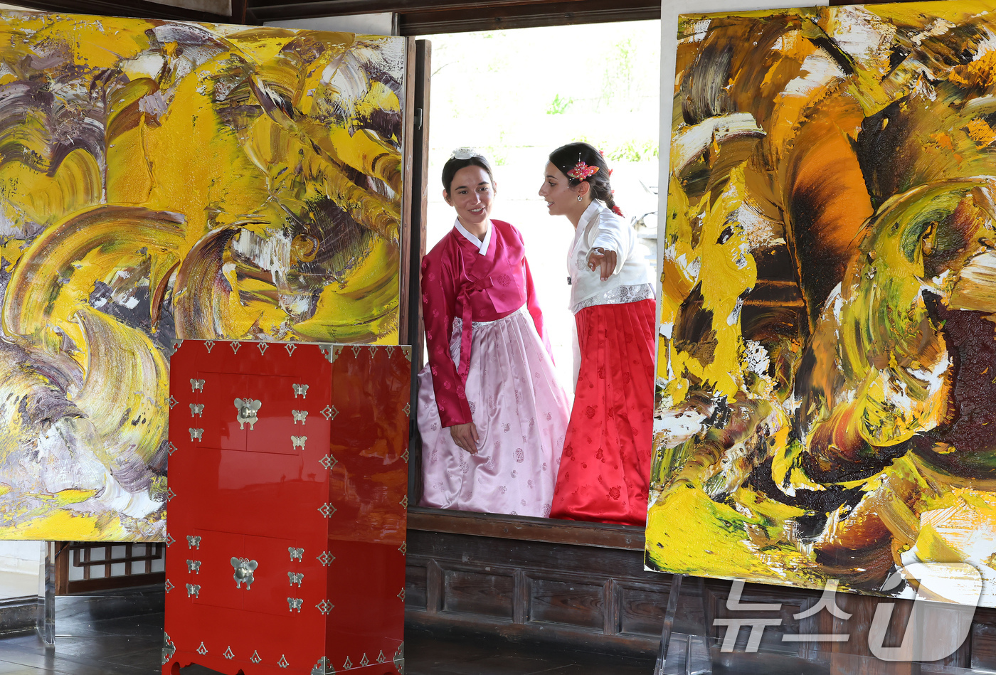 (서울=뉴스1) 장수영 기자 = 2일 서울 종로구 창덕궁 낙선재에서 열린 제3회 K-헤리티지 아트전 '낙선재遊(유) 이음의 합'을 찾은 외국인 관광객이 전시 작품을 관람하고 있다. …