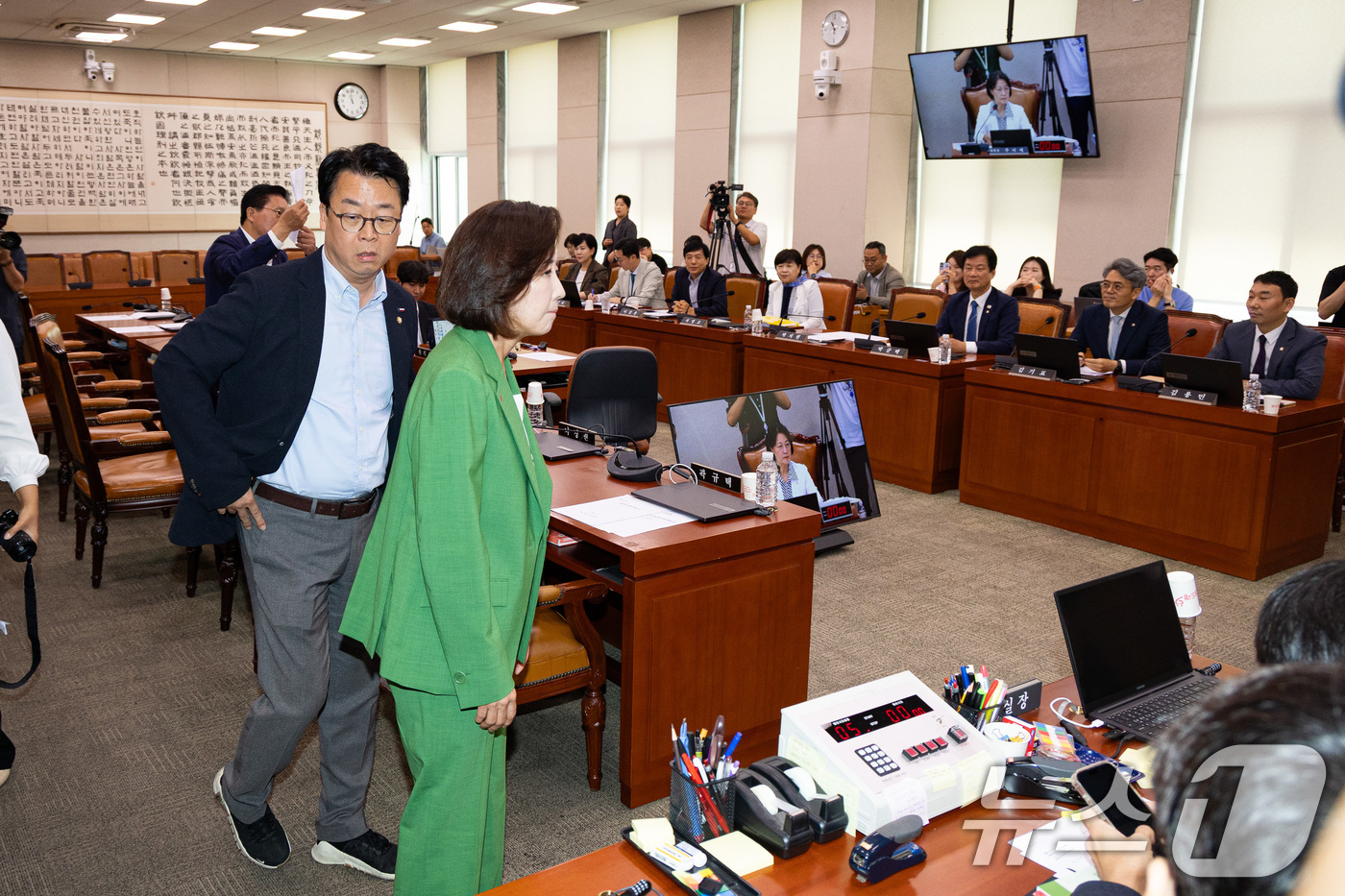 (서울=뉴스1) 유승관 기자 = 나경원 의원 등 국민의힘 의원들이 2일 서울 여의도 국회에서 열린 제429회 국회(정기회) 법제사법위원회 제1차 전체회의에서 추미애 법사위원장의 의 …