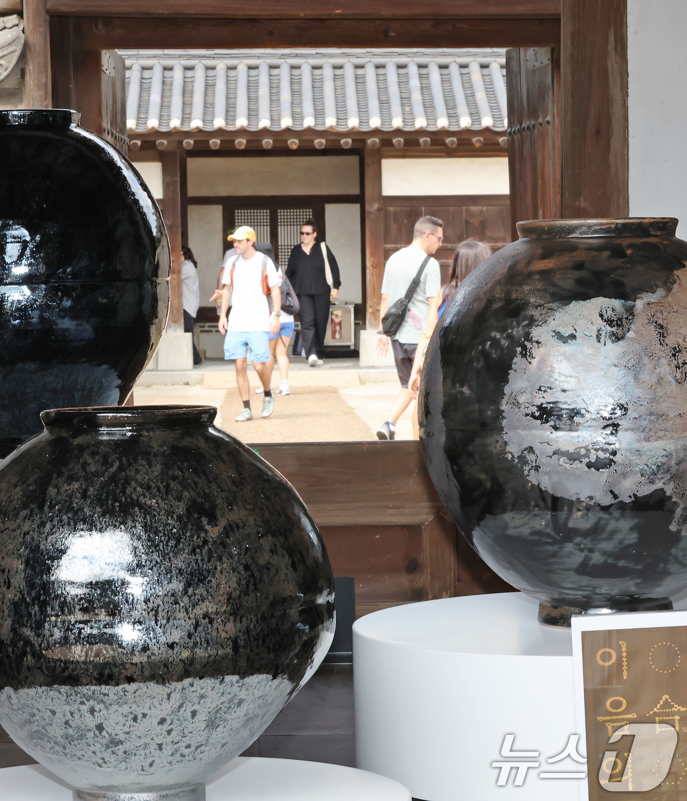 (서울=뉴스1) 장수영 기자 = 2일 서울 종로구 창덕궁 낙선재에서 열린 제3회 K-헤리티지 아트전 '낙선재遊(유) 이음의 합'을 찾은 외국인 관광객이 전시 작품을 관람하고 있다. …