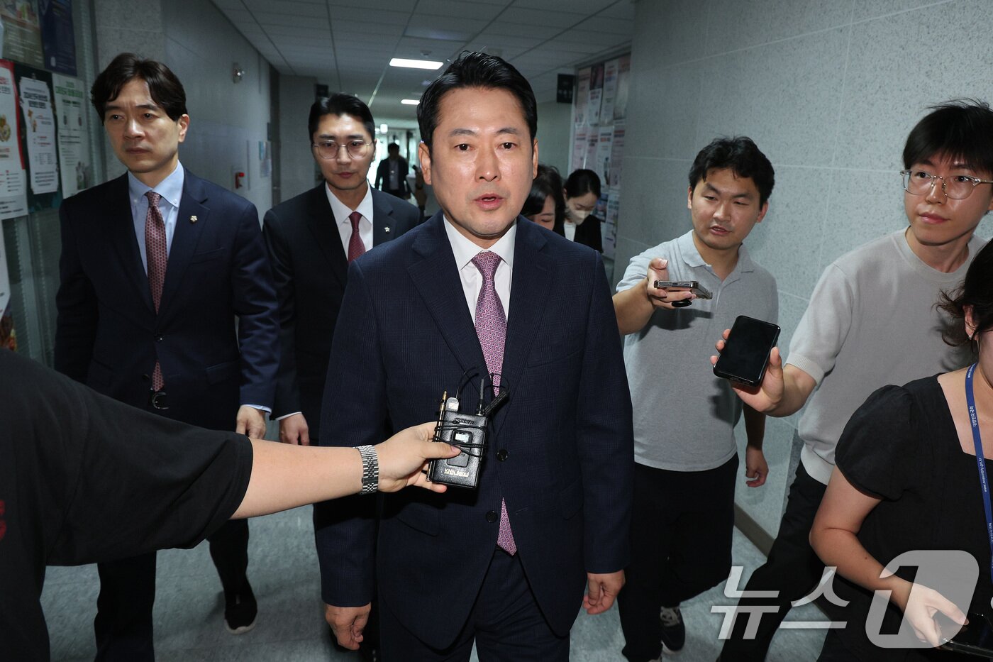 본문 이미지 - 장동혁 국민의힘 대표가 2일 오후 압수수색 중인 서울 여의도 국회 추경호 의원실을 방문한 후 의원실을 나서고 있다. 2025.9.2/뉴스1 ⓒ News1 신웅수 기자