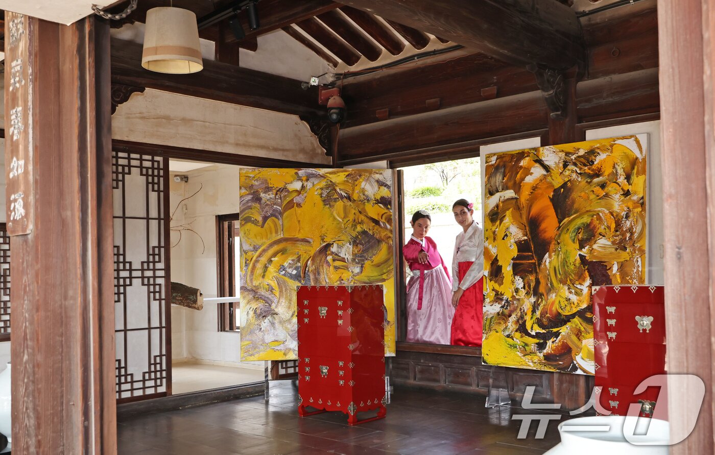 본문 이미지 - 2일 서울 종로구 창덕궁 낙선재에서 열린 제3회 K-헤리티지 아트전 '낙선재遊(유) 이음의 합'을 찾은 외국인 관광객이 전시 작품을 관람하고 있다.  2025.9.2/뉴스1 ⓒ News1 장수영 기자