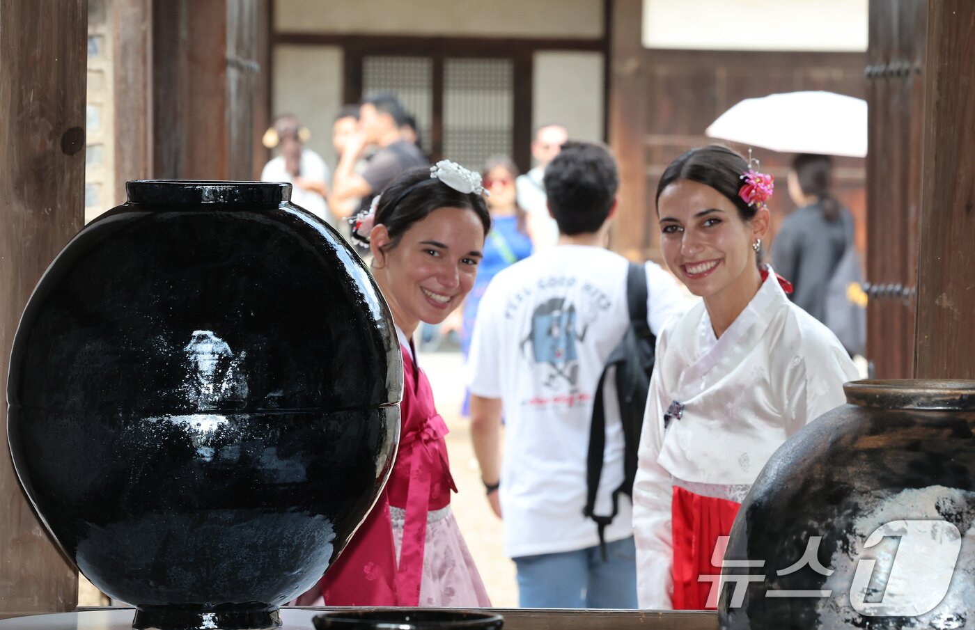 본문 이미지 - 2일 서울 종로구 창덕궁 낙선재에서 열린 제3회 K-헤리티지 아트전 '낙선재遊(유) 이음의 합'을 찾은 외국인 관광객이 전시 작품을 관람하고 있다. 2025.9.2/뉴스1 ⓒ News1 장수영 기자