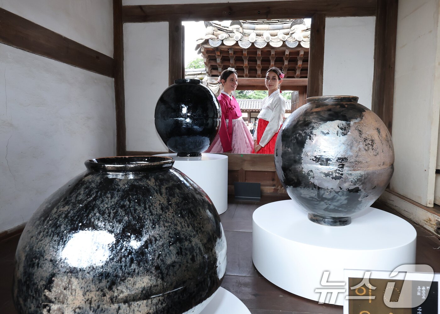 본문 이미지 - 2일 서울 종로구 창덕궁 낙선재에서 열린 제3회 K-헤리티지 아트전 '낙선재遊(유) 이음의 합'을 찾은 외국인 관광객이 전시 작품을 관람하고 있다. 2025.9.2/뉴스1 ⓒ News1 장수영 기자