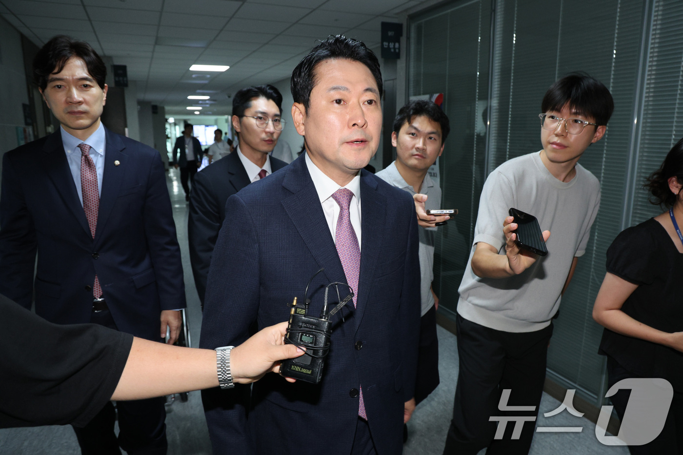 (서울=뉴스1) 신웅수 기자 = 장동혁 국민의힘 대표가 2일 오후 압수수색 중인 서울 여의도 국회 추경호 의원실을 방문한 후 의원실을 나서고 있다. 2025.9.2/뉴스1