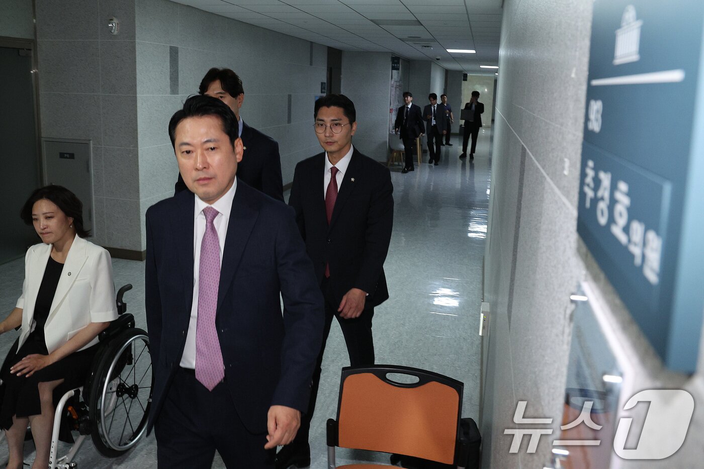 본문 이미지 - 장동혁 국민의힘 대표가 2일 오후 압수수색 중인 서울 여의도 국회 추경호 의원실을 방문하고 있다. 2025.9.2/뉴스1 ⓒ News1 신웅수 기자