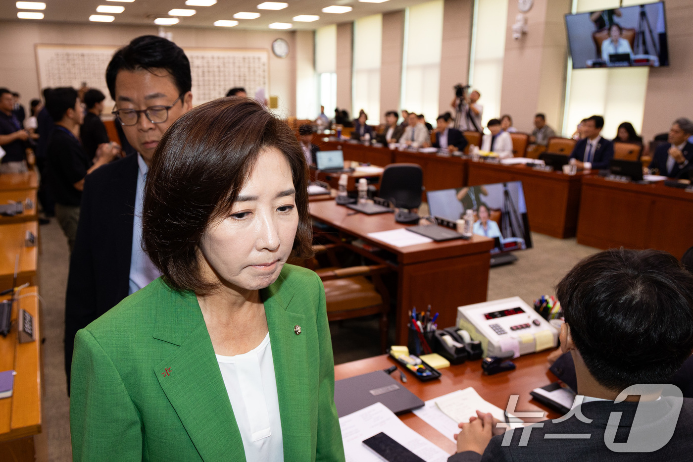 (서울=뉴스1) 유승관 기자 = 나경원 의원 등 국민의힘 의원들이 2일 서울 여의도 국회에서 열린 제429회 국회(정기회) 법제사법위원회 제1차 전체회의에서 추미애 법사위원장의 의 …