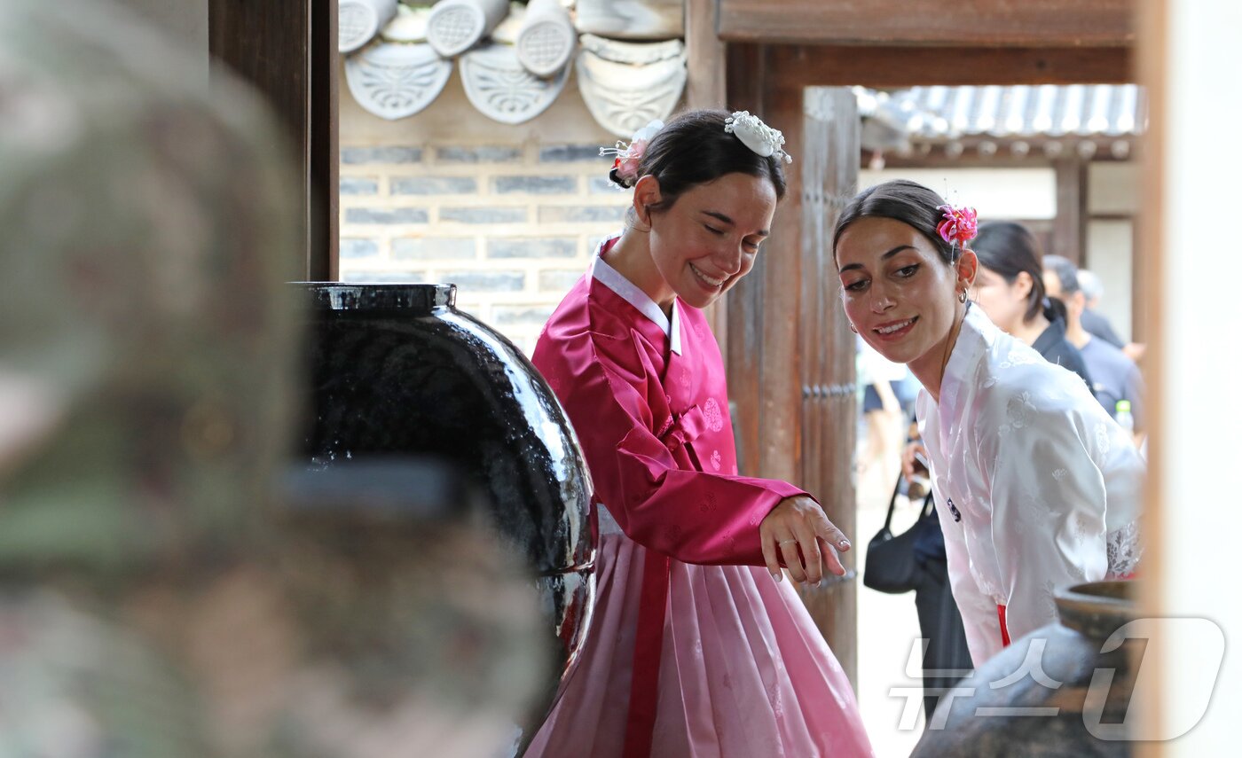 본문 이미지 - 2일 서울 종로구 창덕궁 낙선재에서 열린 제3회 K-헤리티지 아트전 '낙선재遊(유) 이음의 합'을 찾은 외국인 관광객들이 한복 차림으로 작품을 감상하고 있다. 2025.9.2/뉴스1 ⓒ News1 권준언 기자