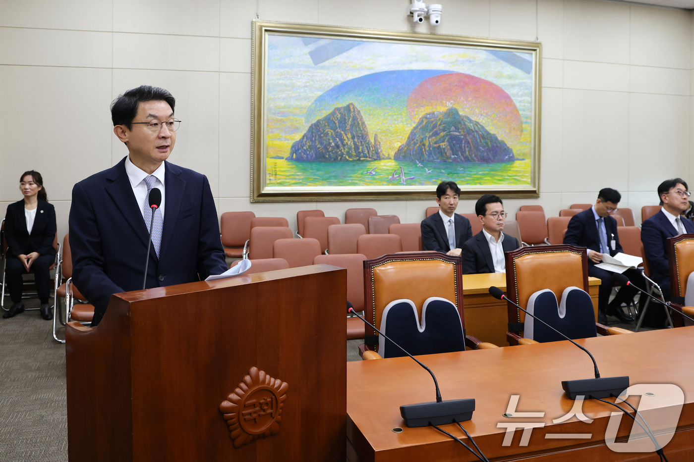 (서울=뉴스1) 이승배 기자 = 이억원 금융위원장 후보자가 2일 서울 여의도 국회에서 열린 국회 정무위원회에서 열린 인사청문회에 출석해 인사말하고 있다. 2025.9.2/뉴스1