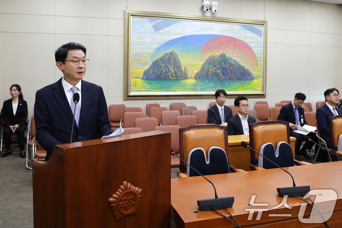 본문 이미지 - 이억원 금융위원장 후보자 2일 서울 여의도 국회에서 열린 국회 정무위원회에서 열린 인사청문회에 출석해 인사말하고 있다. 2025.9.2/뉴스1 ⓒ News1 이승배 기자