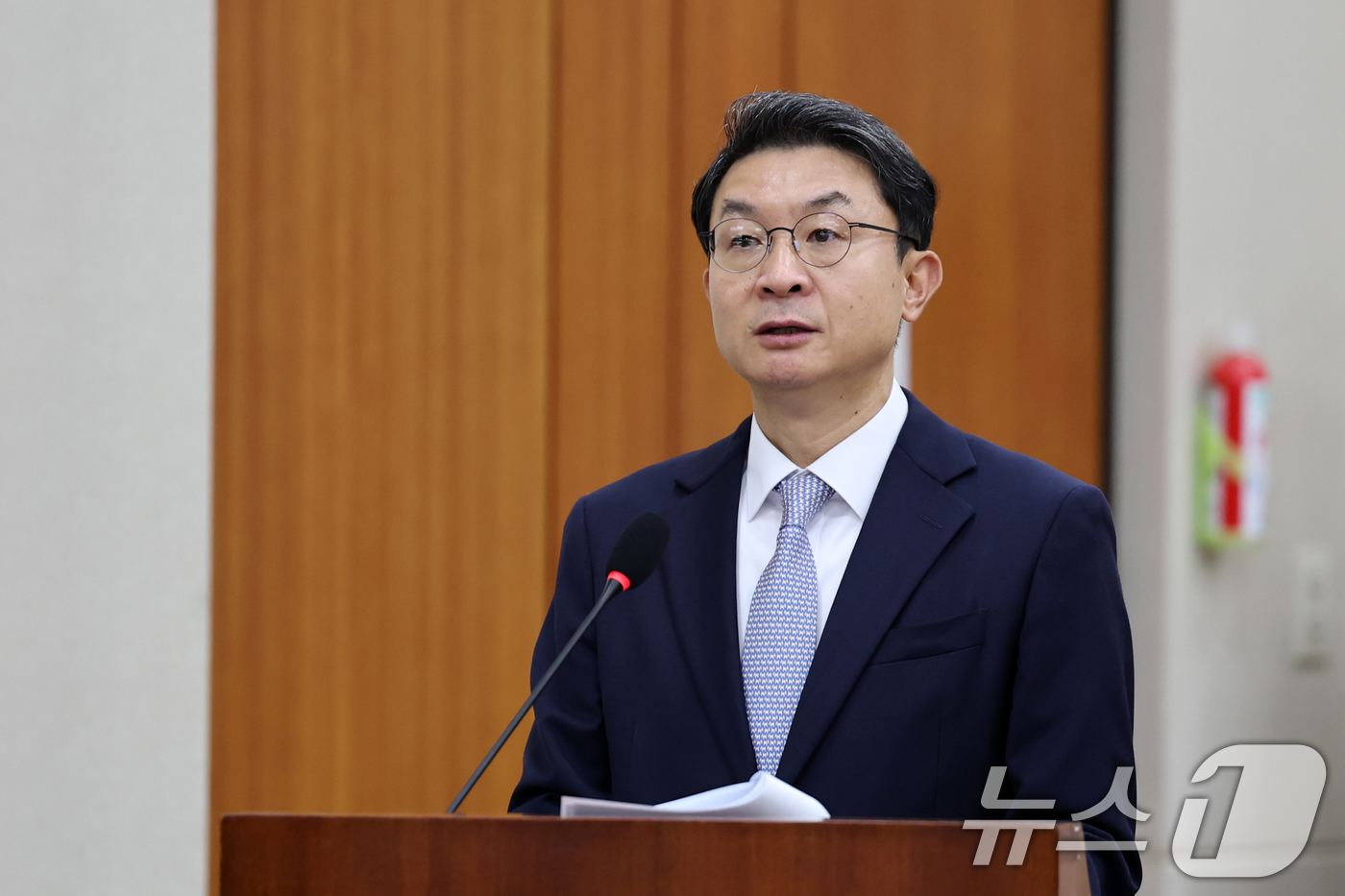 (서울=뉴스1) 이승배 기자 = 이억원 금융위원장 후보자가 2일 서울 여의도 국회에서 열린 국회 정무위원회에서 열린 인사청문회에 출석해 인사말하고 있다. 2025.9.2/뉴스1