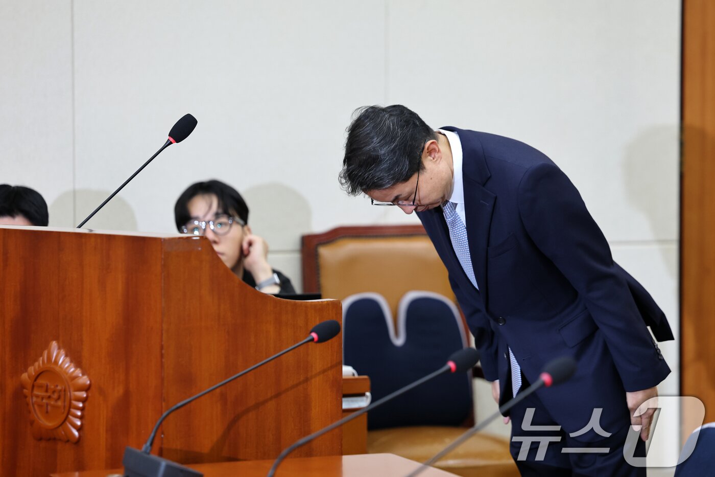 본문 이미지 - 이억원 금융위원장 후보자 2일 서울 여의도 국회에서 열린 국회 정무위원회에서 열린 인사청문회에 출석해 인사말을 마치고 인사하고 있다. 2025.9.2/뉴스1 ⓒ News1 이승배 기자