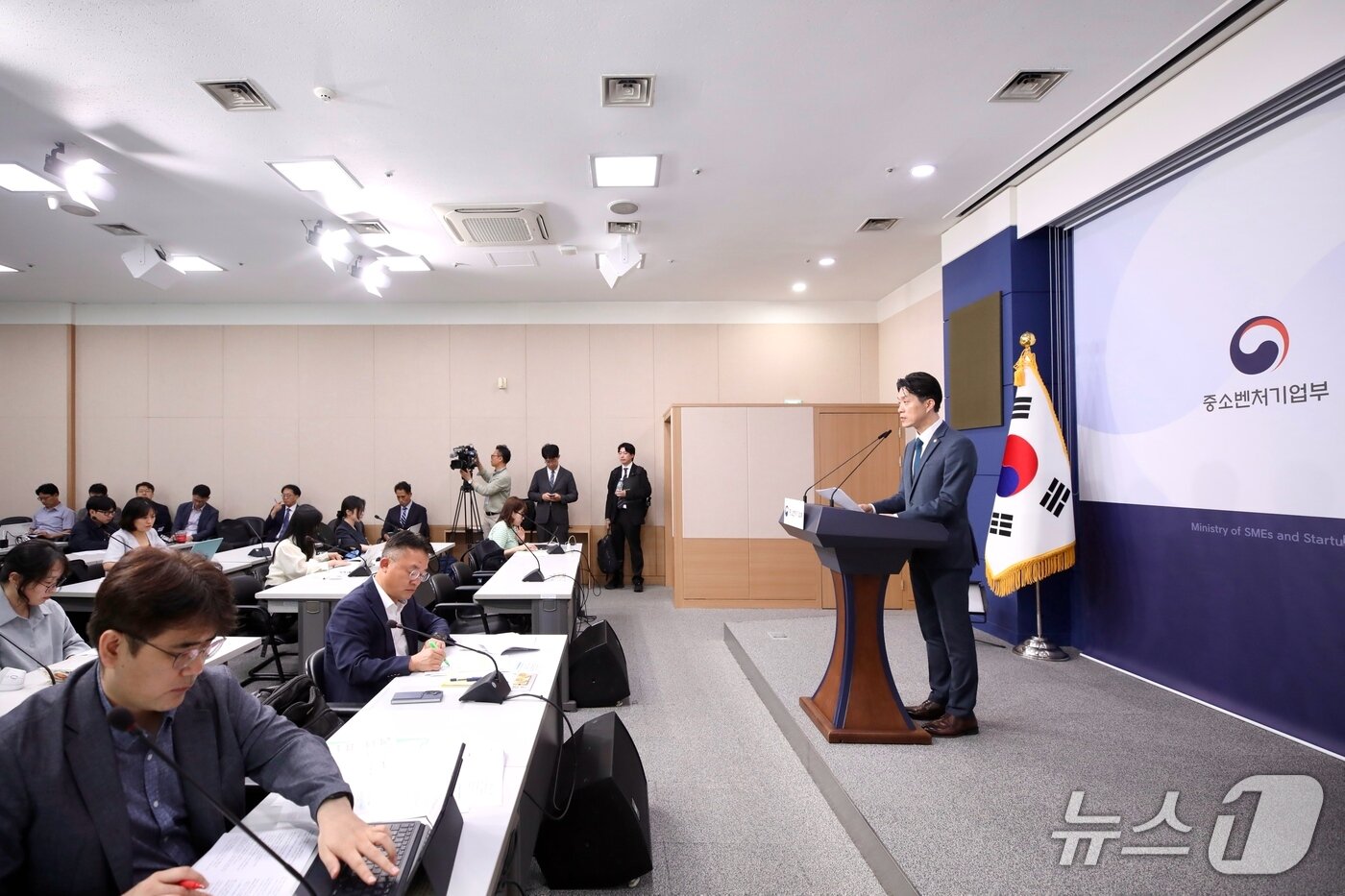 본문 이미지 - 노용석 중소벤처기업부 차관이 2일 서울 종로구 정부서울청사 별관에서 2026년 중소벤처기업부 예산안을 발표하고 있다. &#40;중소벤처기업부 제공. 재판매 및 DB금지&#41;