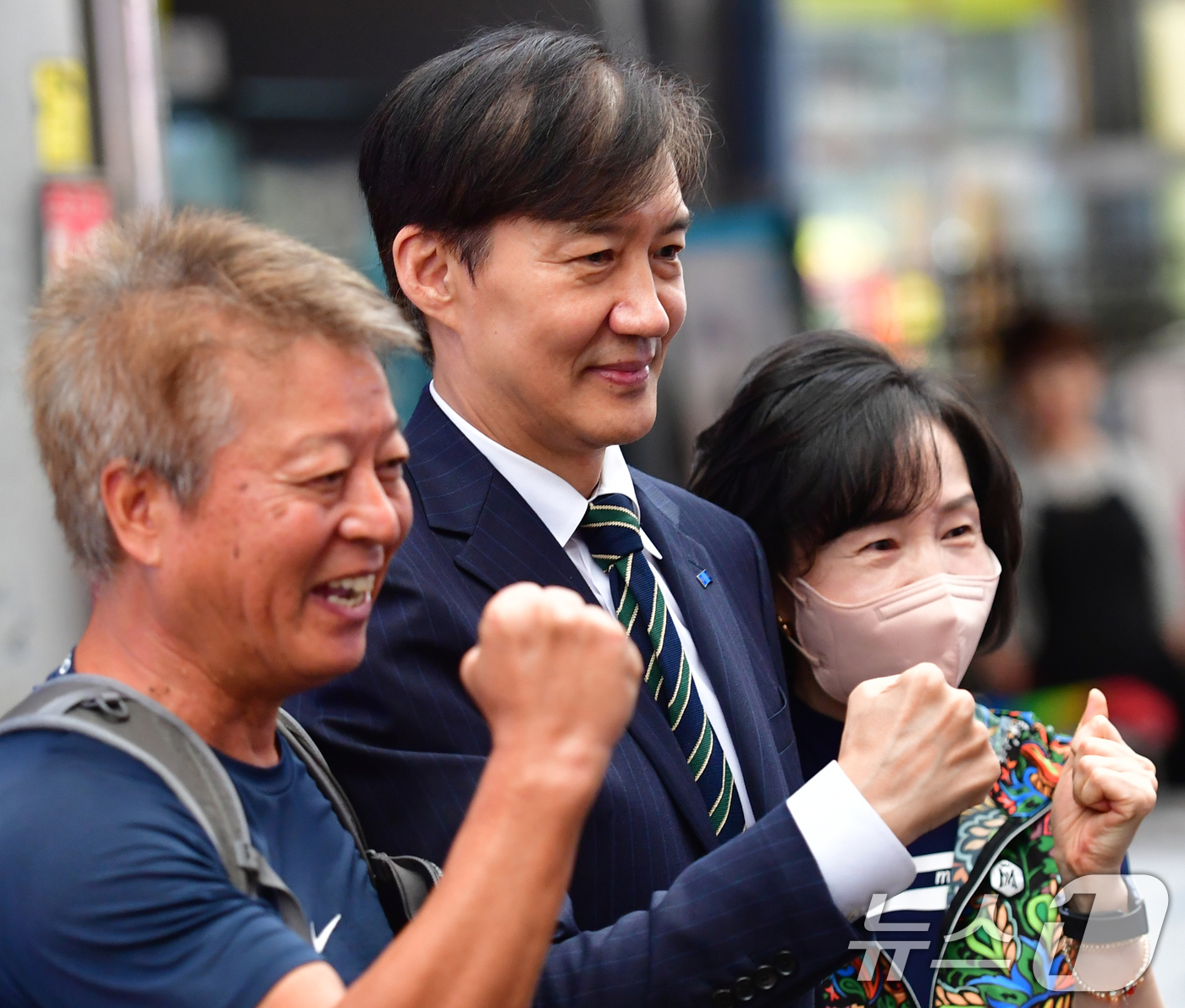 (포항=뉴스1) 최창호 기자 = 조국 조국혁신당 혁신정책연구원장이 2일 오후 경북 포항시 죽도시장에서 지지자들과 인사를 나누고 있다.  2025.9.2/뉴스1