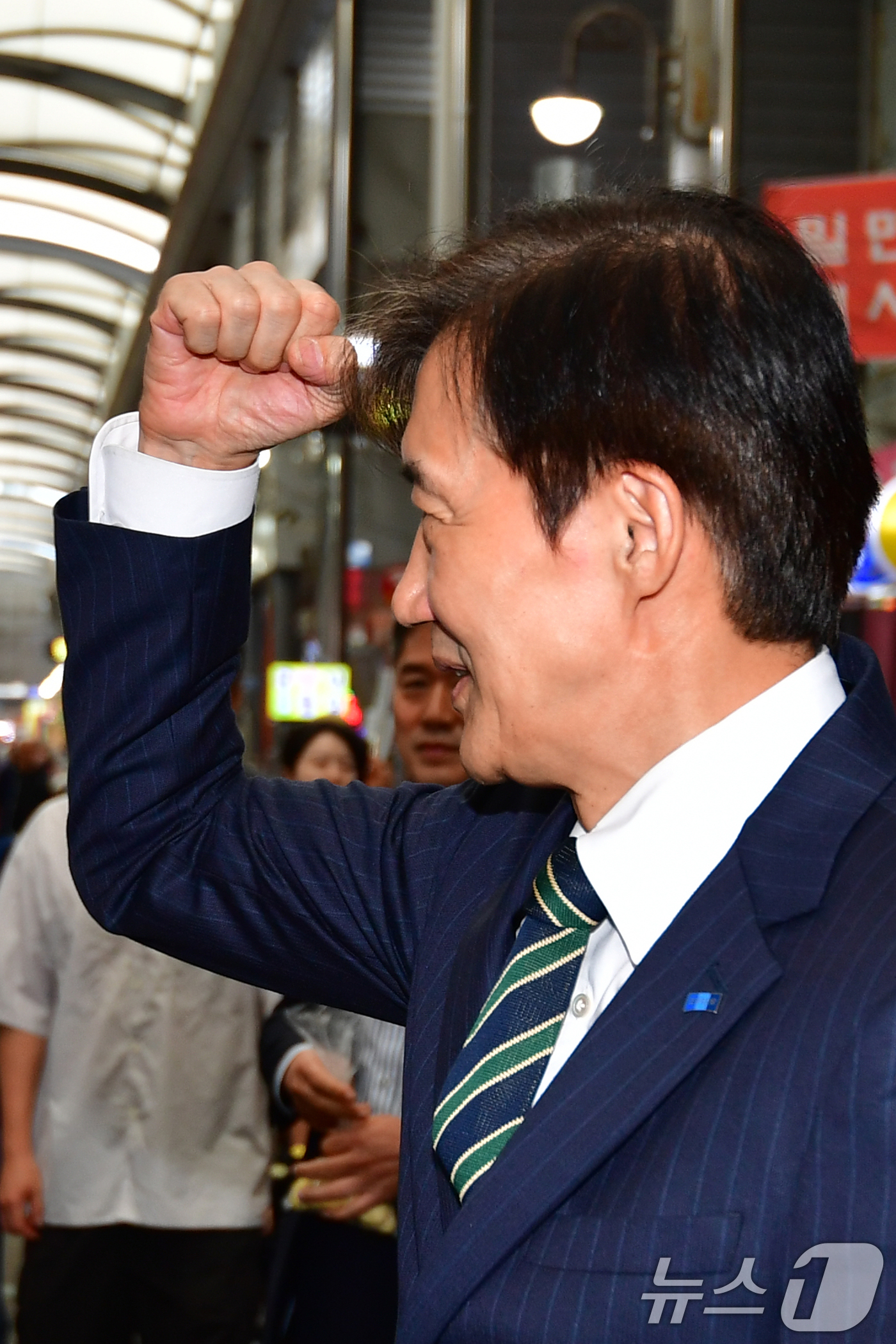 (포항=뉴스1) 최창호 기자 = 조국 조국혁신당 혁신정책연구원장이 2일 오후 경북 포항시 죽도시장에서 자신을 연호하는 지지자들에게 인사하고 있다. 2025.9.2/뉴스1