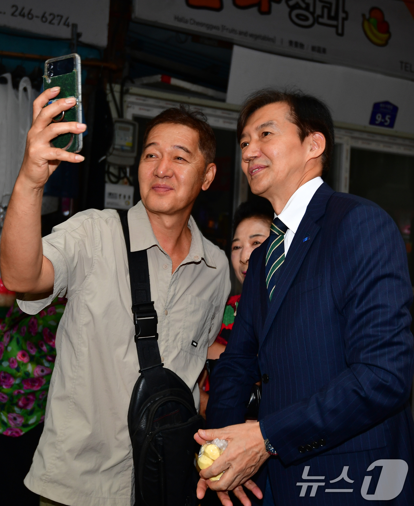 (포항=뉴스1) 최창호 기자 = 조국 조국혁신당 혁신정책연구원장이 2일 오후 경북 포항시 죽도시장에서 시민들과 기념촬영을 하고 있다. 2025.9.2/뉴스1