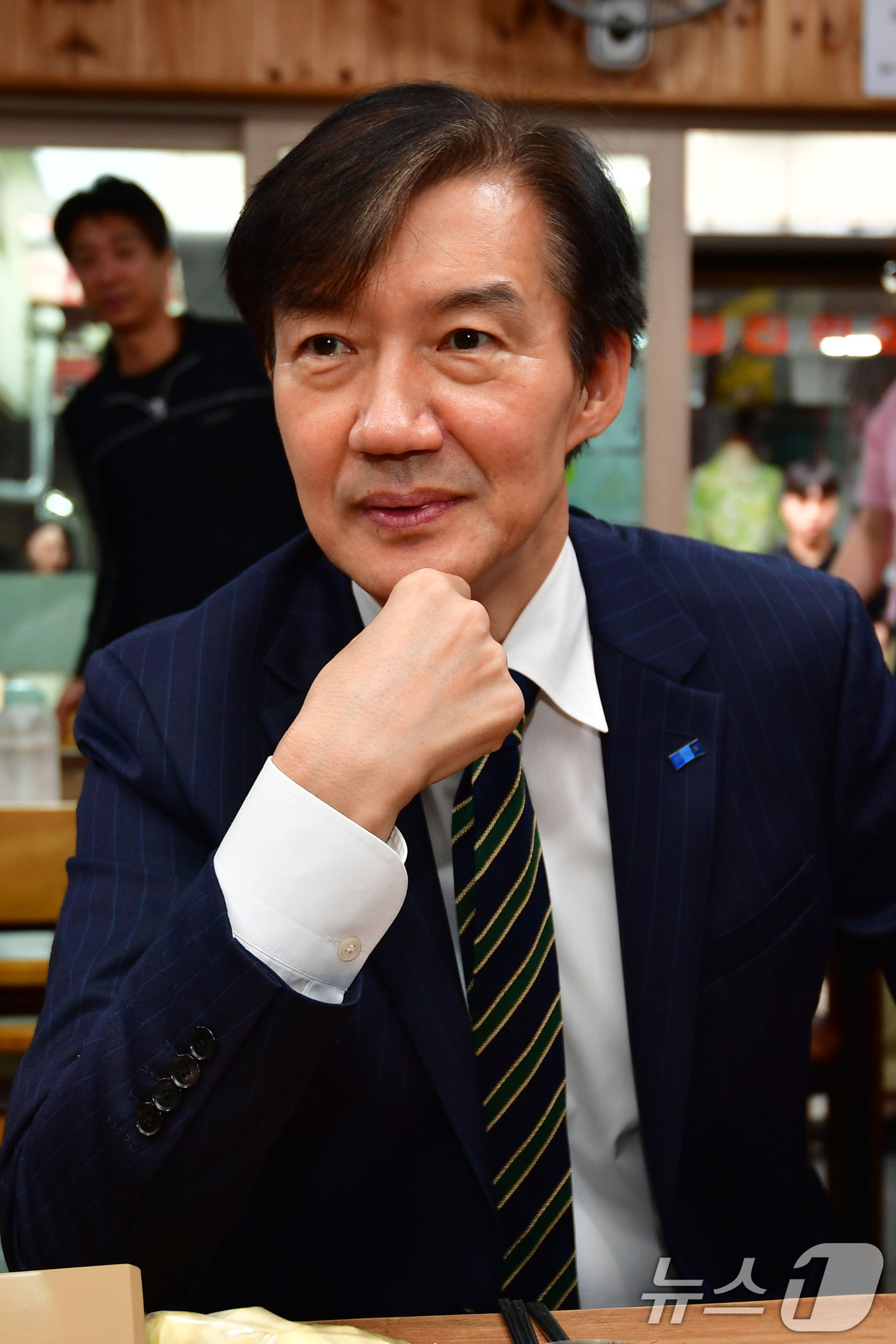 (포항=뉴스1) 최창호 기자 = 조국 조국혁신당 혁신정책연구원장이 2일 오후 경북 포항시 죽도시장에 있는 한 식당에서 지지자들과 얘기를 나누고 있다.  2025.9.2/뉴스1