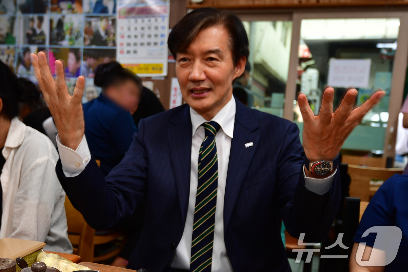 (포항=뉴스1) 최창호 기자 = 조국 조국혁신당 혁신정책연구원장이 2일 오후 경북 포항시 죽도시장에 있는 한 식당에서 지지자들과 얘기를 나누고 있다. 2025.9.2/뉴스1