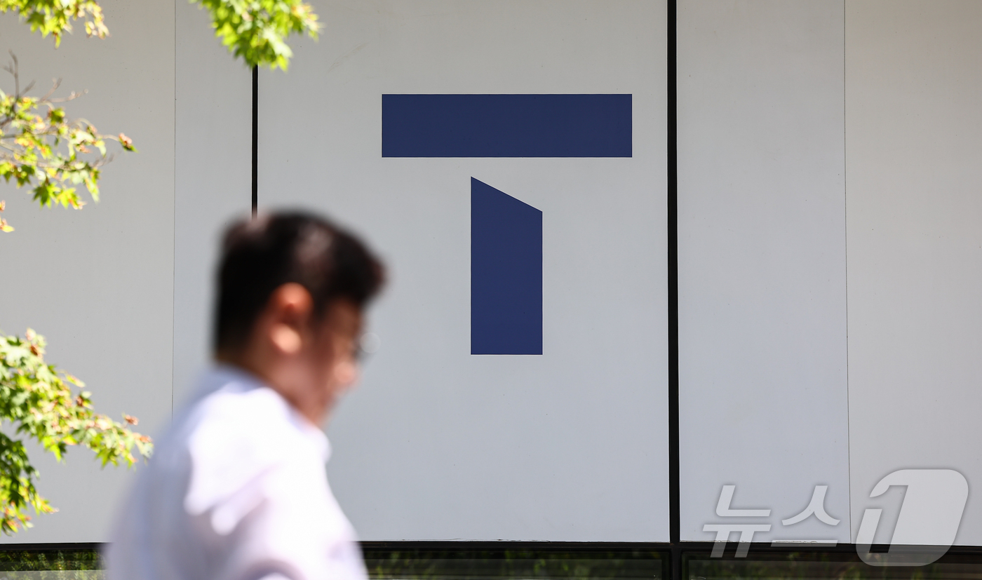 (서울=뉴스1) 김도우 기자 = 8월 소비자물가가 SK텔레콤의 휴대전화 요금 일시적 인하 영향으로 전년 대비 1.7% 오르며 9개월 만에 가장 낮은 상승률을 기록했다.SK텔레콤은 …