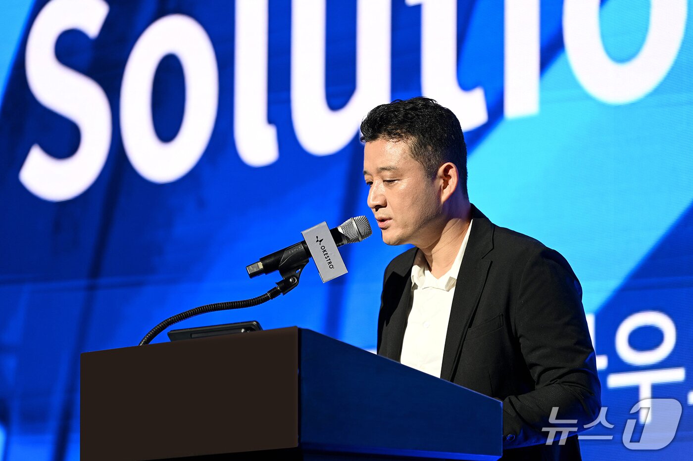 본문 이미지 - 김민준 오케스트로 창업자 겸 이사회 의장이 2일 그랜드 인터컨티넨탈 서울 파르나스에서 열린 오케스트로 설루션데이 2025에서 발언하고 있다. (오케스트로 제공)