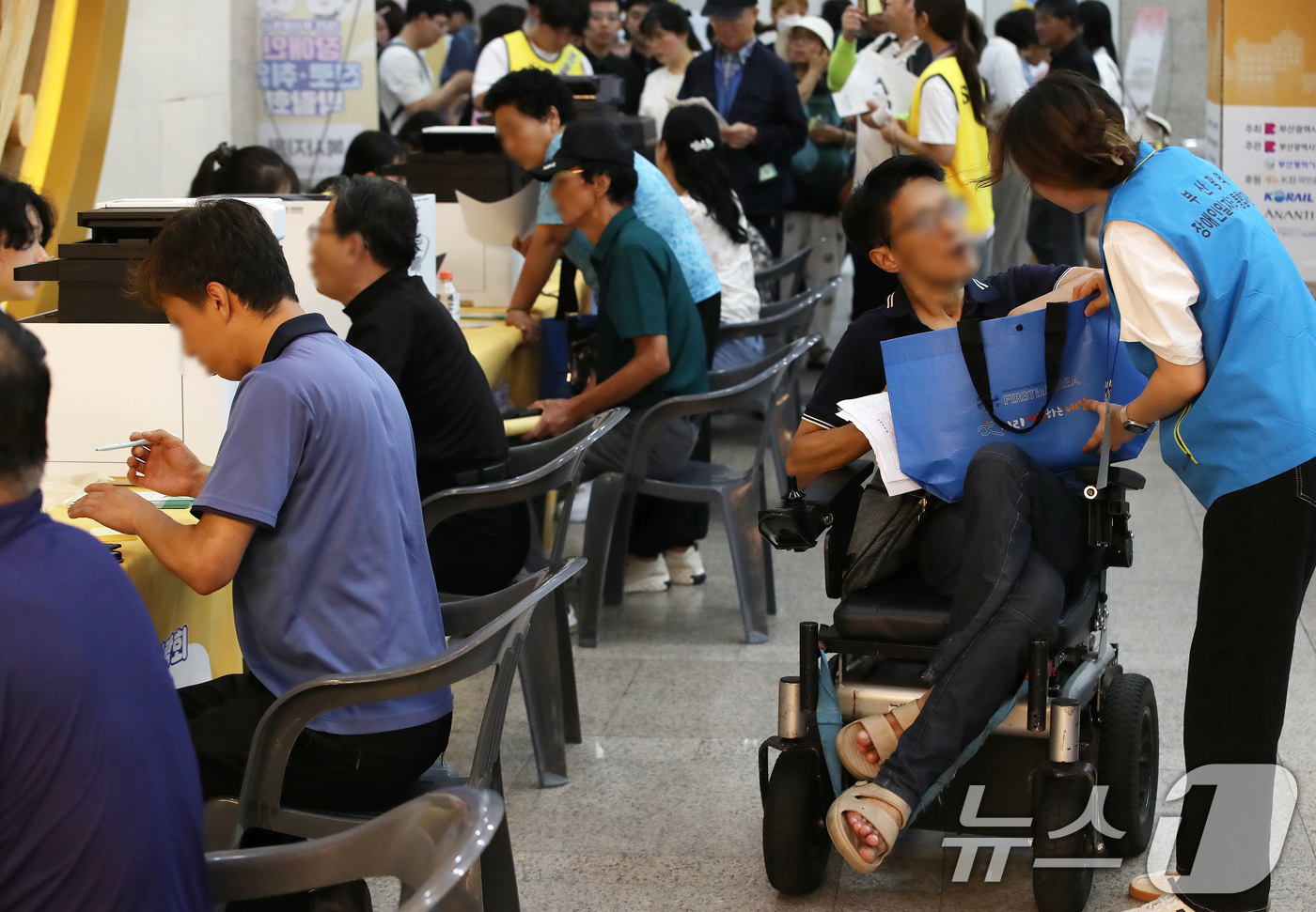 (부산=뉴스1) 윤일지 기자 = 2일 부산 연제구 부산시청 로비에서 열린 '2025 부산시 장애인 진로·취업 박람회'에서 구직자들이 이력서를 작성하고 있다.구직 장애인, 장애 생, …