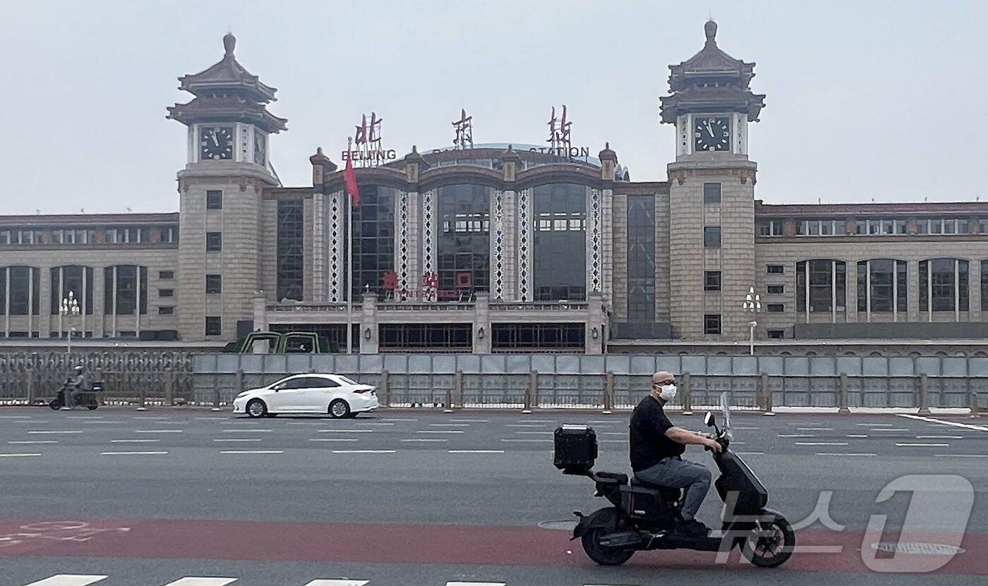 본문 이미지 - 6년 만에 중국 방문에 나선 김정은 북한 노동당 총비서&#40;국무위원장&#41;가 탑승한 특별열차가 베이징역 도착이 예정된 2일 중국 베이징역 앞 펜스에 가림막이 설치되어 있다. 2025.9.2/뉴스1 ⓒ News1 박정호 기자