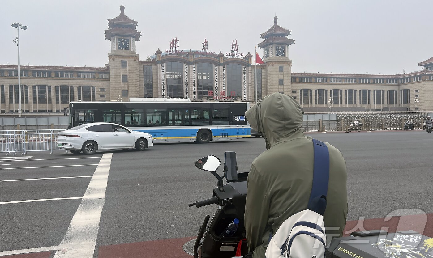 본문 이미지 - 6년 만에 중국 방문에 나선 김정은 북한 노동당 총비서&#40;국무위원장&#41;가 탑승한 특별열차가 베이징역 도착이 예정된 2일 중국 베이징역 앞 펜스에 가림막이 설치되어 있다. 2025.9.2/뉴스1 ⓒ News1 박정호 기자