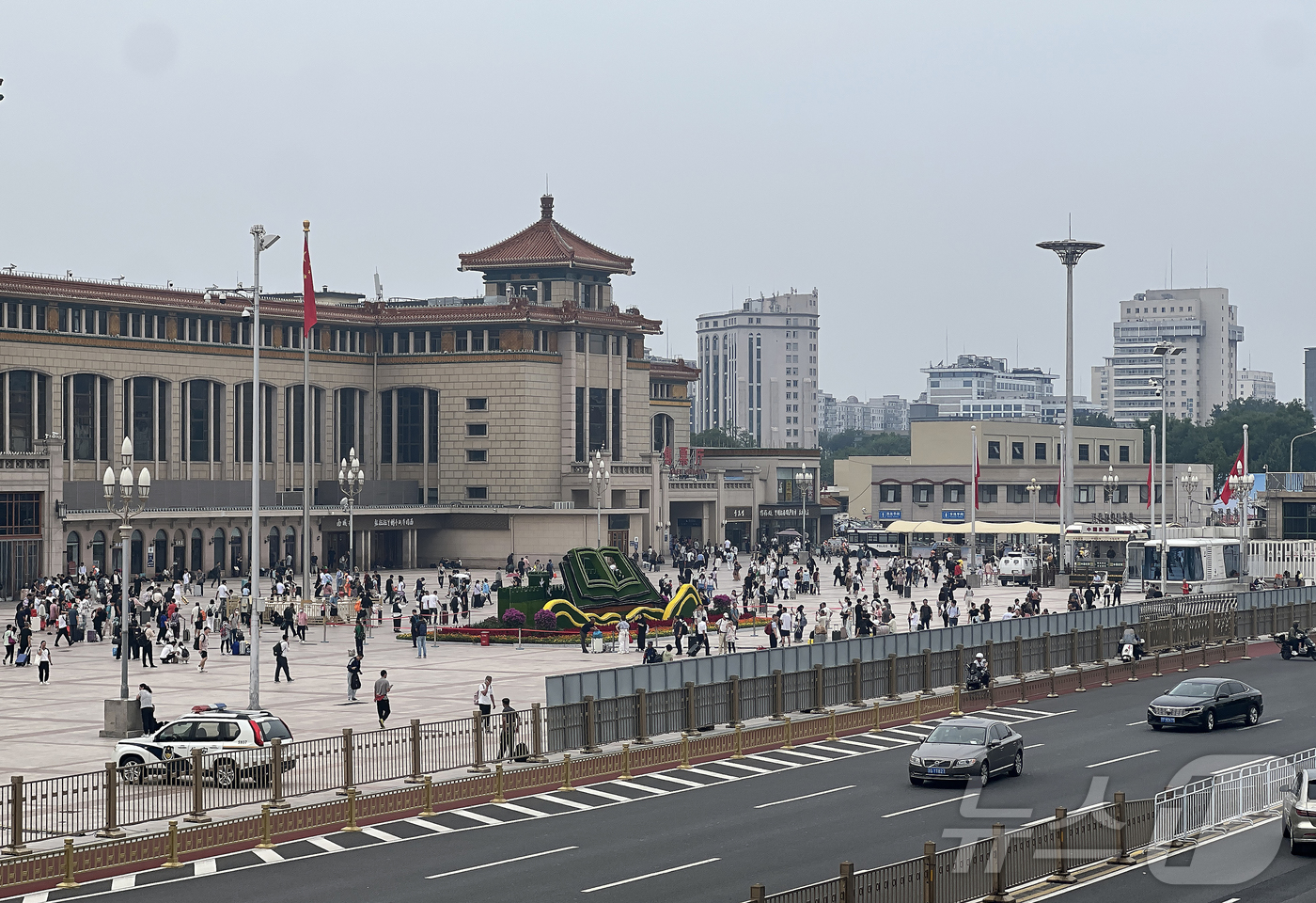 (베이징(중국)=뉴스1) 박정호 기자 = 6년 만에 중국 방문에 나선 김정은 북한 노동당 총비서(국무위원장)가 탑승한 특별열차가 베이징역 도착이 예정된 2일 중국 베이징역 앞 펜스 …