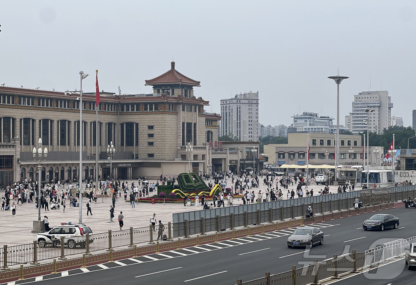 본문 이미지 - 6년 만에 중국 방문에 나선 김정은 북한 노동당 총비서&#40;국무위원장&#41;가 탑승한 특별열차가 베이징역 도착이 예정된 2일 중국 베이징역 앞 펜스에 가림막이 설치되어 있다. 2025.9.2/뉴스1 ⓒ News1 박정호 기자