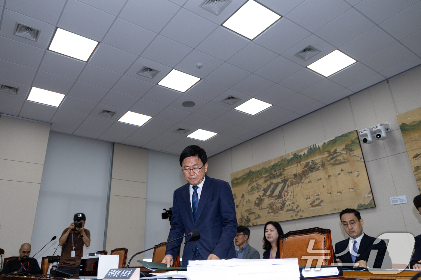 (서울=뉴스1) 이승배 기자 = 최교진 사회부총리 겸 교육부 장관 후보자가 2일 서울 여의도 국회 교육위원회에서 열린 인사청문회에 출석해 인사말을 마치고 자리로 향하고 있다. 20 …