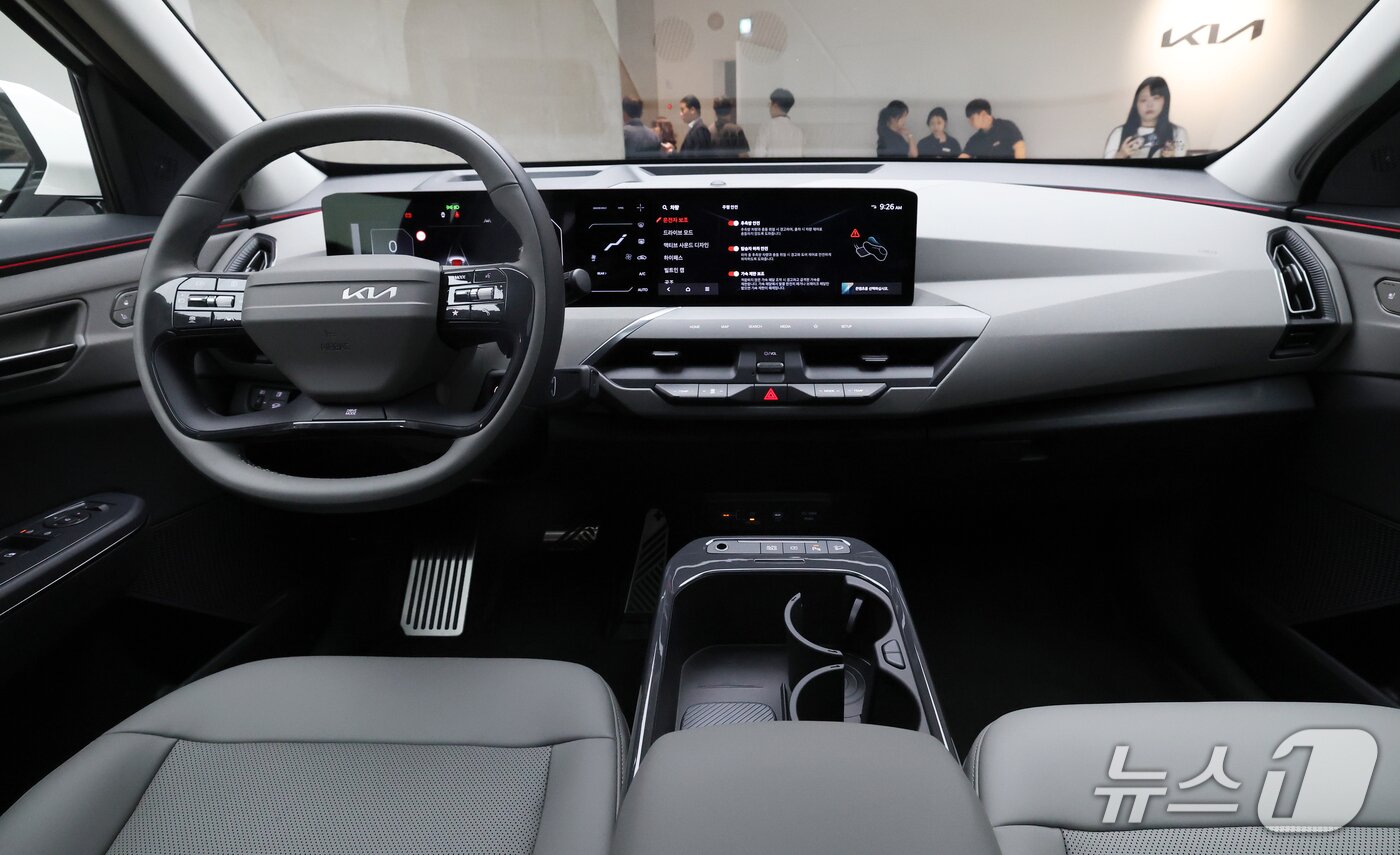 본문 이미지 -  기아가 2일 서울 강남구 프로젝트 스페이스 라인에서 열린 &#39;EV5 미디어 테크 데이&#39;에서 자사 EV 브랜드의 첫 준중형 SUV 차량인 &#39;EV5&#39;를 선보이고 있다. 사진은 EV5 1열 모습.ⓒ 뉴스1 오대일 기자